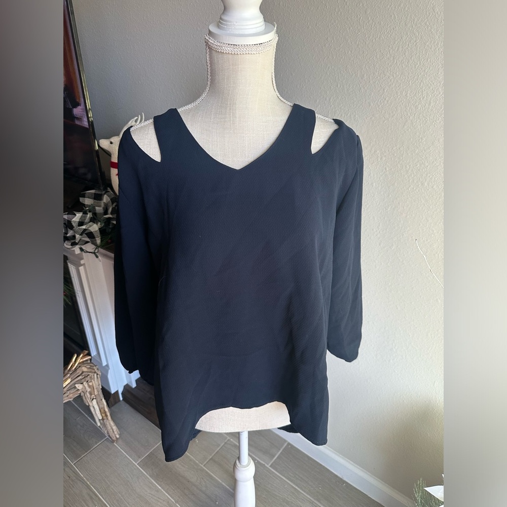 NWT Laranor Navy Cut Out Blouse - Size L
